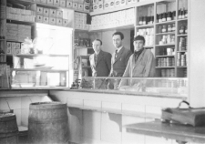 [Sklep Państwowej Centrali Handlowej. Oddział Jelenia Góra. Hurtownia w Szklarskiej Porębie - 1947] (fot. 3) [Dokument ikonograficzny]