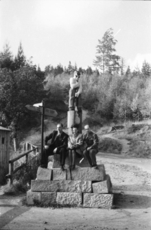 [Przy drewnianym drogowskazie prowadzącym do huty Józefina] (fot. 1) [Dokument ikonograficzny]