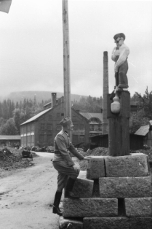 [Przy drewnianym drogowskazie prowadzącym do huty Józefina] (fot. 2) [Dokument ikonograficzny]