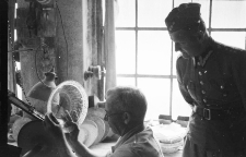 [Szlifierz z huty Józefina] (fot. 1) [Dokument ikonograficzny]