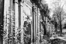 Jelenia Góra : kaplice grobowe przy kościele Podwyższenia Krzyża Świętego (fot. 1) [Dokument ikonograficzny]