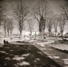 Piechowice : podwórko szkolne (fot. 1) [Dokument ikonograficzny]