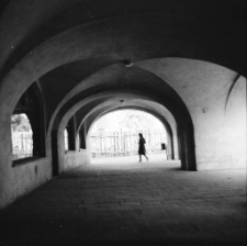 [Jelenia Góra - Plac Ratuszowy : podcienie] (fot. 1) [Dokument ikonograficzny]