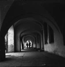 [Jelenia Góra - Plac Ratuszowy : podcienie] (fot. 2) [Dokument ikonograficzny]