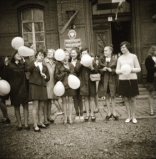 Jelenia G&oacute;ra : uczniowie przed Technikum Chemicznym (fot.1) [Dokument ikonograficzny]