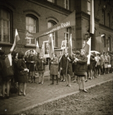 Jelenia G&oacute;ra : uczniowie przed Technikum Chemicznym (fot.2) [Dokument ikonograficzny]