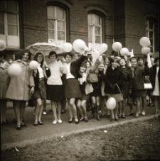 Jelenia Góra : uczniowie przed Technikum Chemicznym (fot.5) [Dokument ikonograficzny]