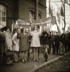 Jelenia Góra : uczniowie przed Technikum Chemicznym (fot.6) [Dokument ikonograficzny]