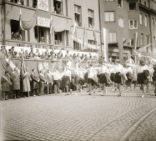 Jelenia G&oacute;ra : uczniowie na pochodzie pierwszomajwym (fot. 1) [Dokument ikonograficzny]