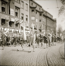 Jelenia G&oacute;ra : uczniowie na pochodzie pierwszomajwym (fot. 2) [Dokument ikonograficzny]