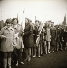 Jelenia Góra : uczniowie na pochodzie pierwszomajwym (fot. 4) [Dokument ikonograficzny]