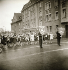 Jelenia Góra : uczniowie na pochodzie pierwszomajwym (fot. 6) [Dokument ikonograficzny]
