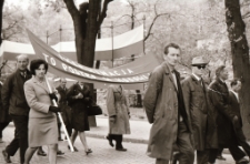 [Jelenia Góra : pochód pierwszomajowy] (fot. 18) [Dokument ikonograficzny]