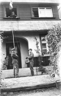 [Szklarska Poręba : Żołnierze przed sztabem] (fot. 2) [Dokument ikonograficzny]