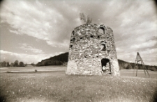 [Ruina wiatraka holenderskiego w Mysłowie] (fot. 2) [Dokument ikonograficzny]