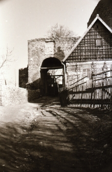 [Zamek Bolków - wejście] (fot. 5) [Dokument ikonograficzny]