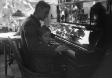 [Szklarska Poręba : Ginter przy pianinie] [Dokument ikonograficzny]