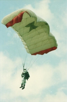 Festyn na lotnisku - Spadochroniarz [Dokument ikonograficzny]