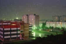 Szkoła nr 11 im. Fryderyka Chopina w Jeleniej Górze nocą [Dokument ikonograficzny]