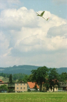 Szybowiec wznoszący się nad lotniskiem [Dokument ikonograficzny]