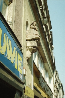 Detal architektoniczny na kamienicy - Ulica Marii Konopnickiej [Dokument ikonograficzny]