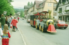 Ciuchcia przy przystanku "Bachus" - Karpacz [Dokument ikonograficzny]