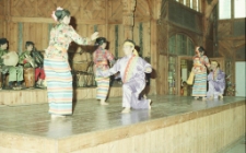 Występ malezyjskiego zespołu "Astana" w Świeradowie Zdroju (fot. 2) [Dokument ikonograficzny]