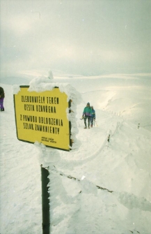 Z powodu oblodzenia szlak zamknięty = Zledovatělý terén. Cesta uzavřena [Dokument ikonograficzny]