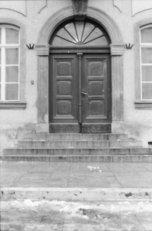 Jelenia Góra - wejście do urzędu miasta [Dokument ikonograficzny]