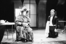 Stara kobieta wysiaduje (fot. 22) [Dokument ikonograficzny]