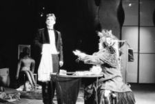 Stara kobieta wysiaduje (fot. 23) [Dokument ikonograficzny]