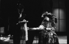 Stara kobieta wysiaduje (fot. 24) [Dokument ikonograficzny]