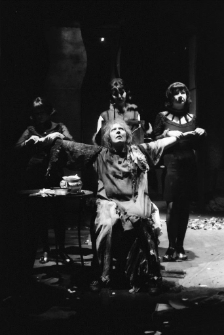 Stara kobieta wysiaduje (fot. 28) [Dokument ikonograficzny]