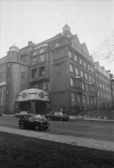 Jelenia Góra - budynek LO im S. Żeromskiego (fot. 3) [Dokument ikonograficzny]