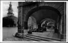 Hirschberg i. Rsgb. Strickerlaube am Markt mit Rathaus. [Dokument ikonograficzny]