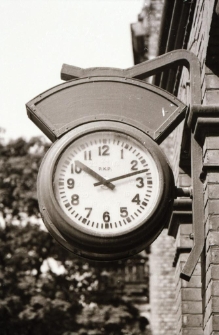 [Zegar na dworcu PKP] (fot. 2) [Dokument ikonograficzny]