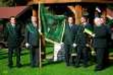 Ceremonia poświęcenia nowego sztandaru Koła Łowieckiego "Darz B&oacute;r" z Jeleniej G&oacute;ry [Dokument ikonograficzny]