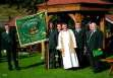 Ze sztandarem Koła Łowieckiego "Tumak" z Jerzmanic Zdroju [Dokument ikonograficzny]