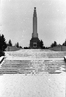 Pomnik na Cmentarzu Wojennym Armii Radzieckiej im. Kutuzowa w Bolesławcu (fo. 2) [Dokument ikonograficzny]