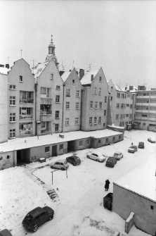 Jelenia Góra - widok na kamienice i wieżę ratusza [Dokument ikonograficzny]