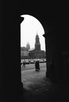 Drezno - Kościół św. Krzyża i Ratusz [Dokument ikonograficzny]