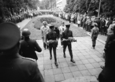 Cieplice - uroczystość pod Mieczami Piastowskimi ku czci poległych w II Wojnie Śiwatowej (fot. 3) [Dokument ikonograficzny]