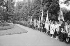Cieplice - uroczystość pod Mieczami Piastowskimi ku czci poległych w II Wojnie Śiwatowej (fot. 4) [Dokument ikonograficzny]