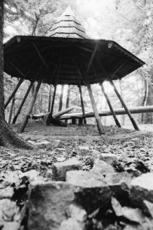 Jelenia Góra - zadaszenie drewniane w Parku na Wzgórzu Kościuszki [Dokument ikonograficzny]