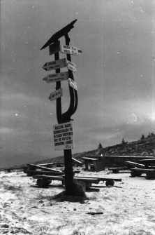 Oznaczenia szlaków turystycznych (fot. 4) [Dokument ikonograficzny]