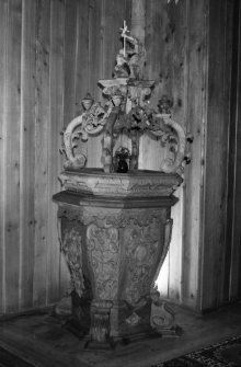 Kościół Wang w Karpaczu Górnym - chrzcielnica (fot. 17) [Dokument ikonograficzny]