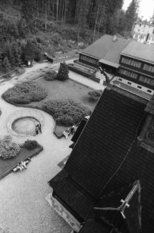 Kościół Wang w Karpaczu Górnym - widok na plac kościelny (fot. 20) [Dokument ikonograficzny]