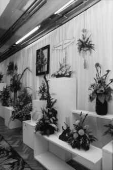 Jelenia Góra - wystawa kompozycji kwiatowych w klubie EMPIK (fot. 1) [Dokument ikonograficzny]