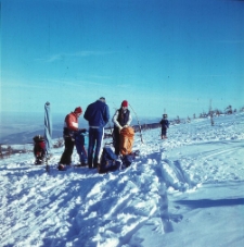 Narciarze na stoku (fot. 1) [Dokument ikonograficzny]
