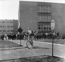 Konkurs rowerowy w szkole w Łomnicy, organizowany przez TKKF (fot. 1) [Dokument ikonograficzny]